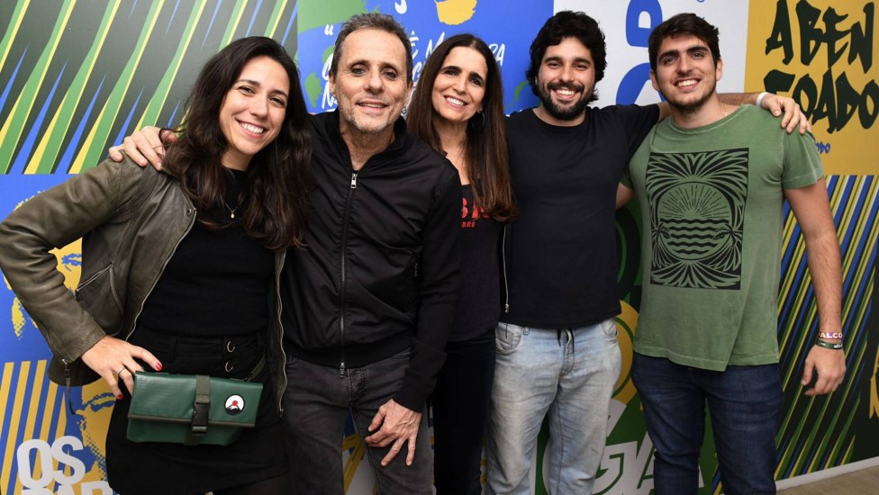 Malu Mader com o marido, filhos e enteada em show no Rio