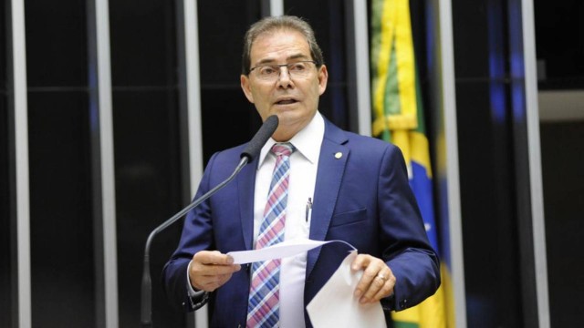 O deputado Paulinho da Força apresentou seu parecer antes da votação da MP 1.108