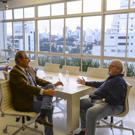 Jô Soares em seu apartamento em São Paulo com o jornalista Roberto D'Ávila