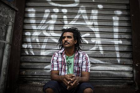 Pintor e eletricista, Ivanir Silva Moraes Junior, de 41 anos, vai diariamente em busca de comida na área de carga e descarga de um supermercado na Lapa