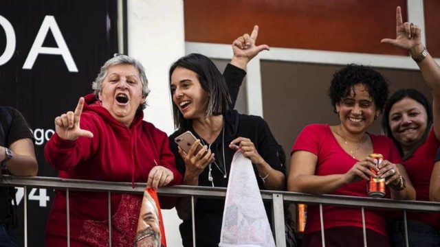 Mulher exibe bandeira de Lula em comício de Bolsonaro em Juiz de Fora