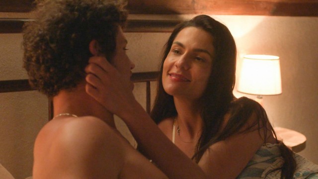 Em 'Pantanal', Zefa (Paula Barbosa) perde a virgindade com Tadeu (José Loreto)