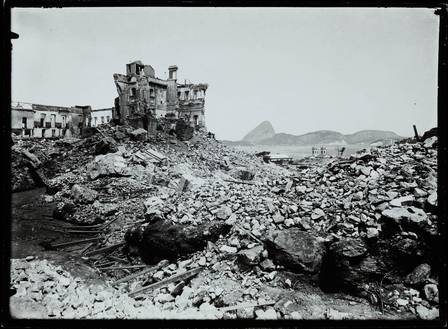 O Morro do Castelo em ruínas em 1922: pessoas perderam suas casas, e foram demolidos convento, igrejas, hospital e escola