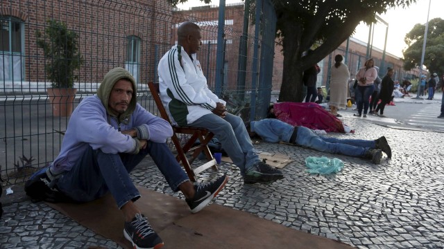 Pessoas dormem na fila em frente ao Poupa Tempo de Bangu, Zona Oeste do Rio, para tentar se inscrever no Cadastro Único