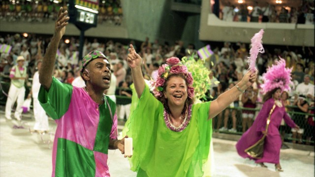 Gilbeto Gil ao lado de Beth Caravalho na sapucaí em 1998, ano em que Chico Buarque foi o enredo da Mangueira