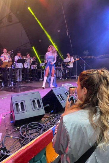 Namorada de Lucy Alves acompanha show da cantora no Rock in Rio
