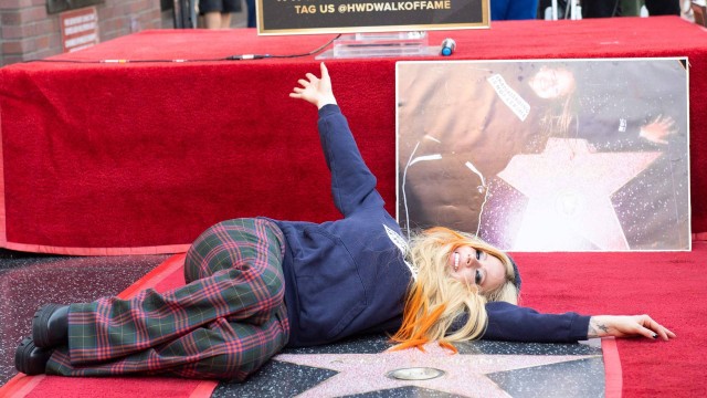 Avril Lavigne ao receber sua estrela na calçada da fama, em Hollywood