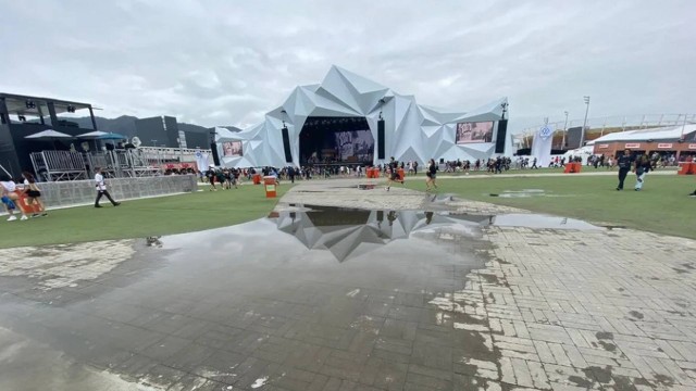 Terceiro dia de Rock in Rio: a chuva que caiu na cidade na noite de sábado e na manhã de domingo, deixou poças na Cidade do Rock
