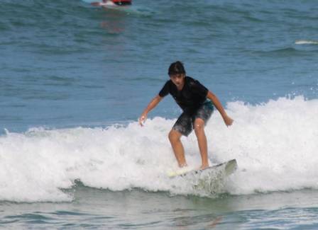 Diogo Caruso, de ‘Cara e coragem’ surfa na praia do Recreio