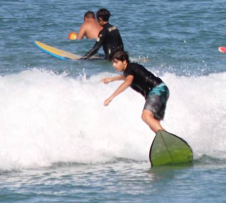 Diogo Caruso, de ‘Cara e coragem’ surfa na praia do Recreio
