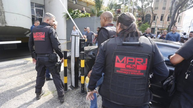 Agentes do Ministério Público do Rio prendem o ex-secretário Allan Turnowski