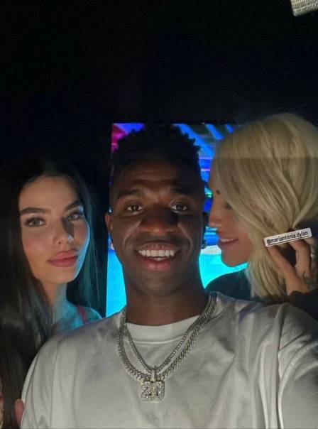 Ninoska Vásquez e Vinicius Jr. numa boate