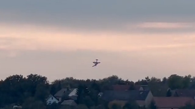 Aviões que faziam acrobacias se chocam no ar e caem na Alemanha