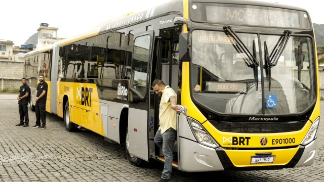 Novo ônibus do BRT é apresentado pela prefeitura na garagem em Jacarepaguá . Funcionário desce descalço do ônibus para não sujar o piso