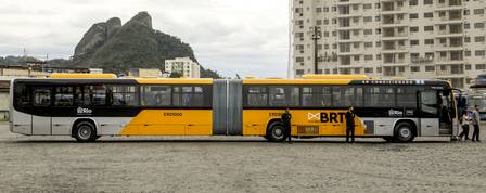Novo ônibus do BRT é apresentado pela prefeitura na garagem em Jacarepaguá