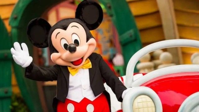 Mickey Mouse acena em parada em parque da Disney