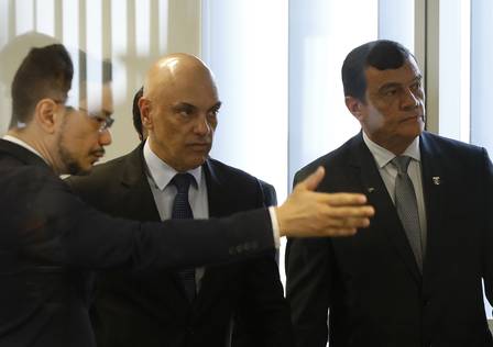 Alexandre de Moraes, presidente do Tribunal Superior Eleitoral ao lado do ministro da Defesa Paulo Sérgio e outras autoridades visitam a 