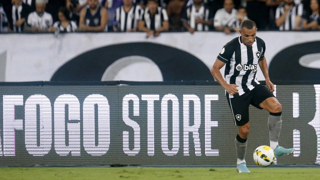 Em alta no Botafogo, Marçal diz sonhar com convocação: 'eu faria a seleção brasileira jogar melhor'