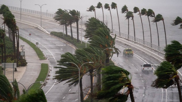Motoristas se arriscam a cruzar ponte durante a tormenta em Sarasota, Flórida