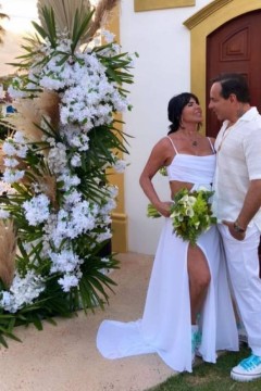 Gretchen usa calcinha com o nome do marido ao renovar votos do 18º casamento