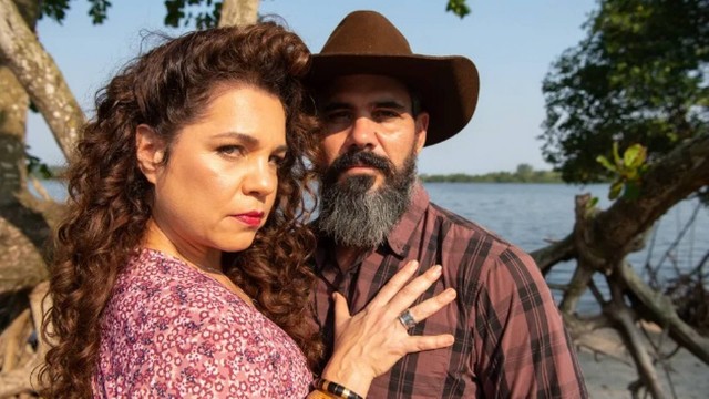 Maria Bruaca (Isabel Teixeira) e Alcides (Juliano Cazarré): ao contrário da versão original, casal não foge mais para o Paraná