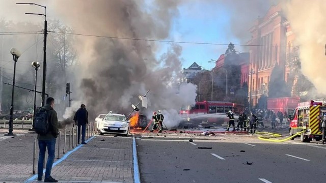 Bombeiros tentam apagar incêndio em área atingida por mísseis em Kiev