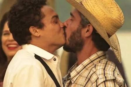 Beijo de Zaquieu (Silvero Pereira) e Zoinho (Thommy Schiavo)