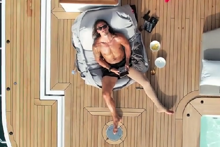 Ibra aparece em luxuoso barco em vídeo de estreia no TikTok