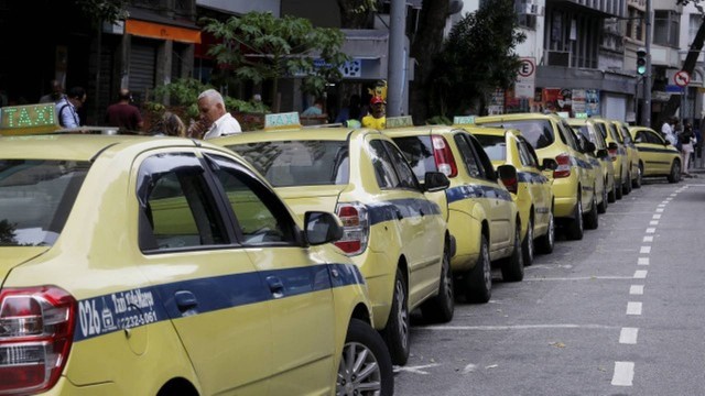 Taxistas receberão o auxílio até este mês de dezembro, assim como caminhoneiros