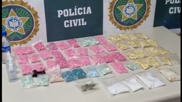 Drogas embaladas apreendidas com suspeito seriam comercializadas em bairros do Rio