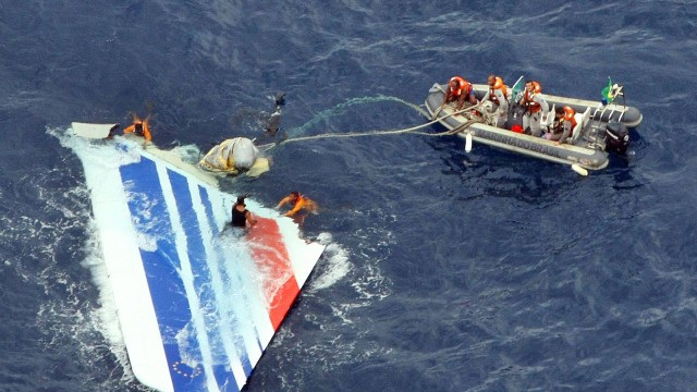 Parte do avião da Air France que fazia o voo 447 é retirado do mar em 8 de junho de 2009; acidente matou 228 pessoas