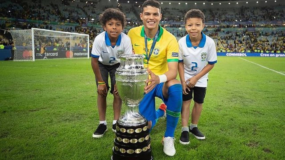 Thiago Silva com os filhos e a taça da Copa América de 2019