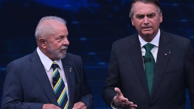 Lula (esq.) e Bolsonaro durante o primeiro debate entre os dois para o segundo turno, em 16 de outubro
