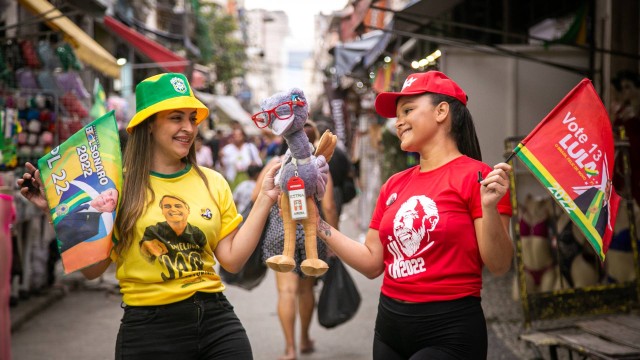 Eleitoras foram ao Saara fazer compras para o dia da eleicão. Edi Perroni vota em Bolsonaro e Rebeca Leopoldina em Lula.