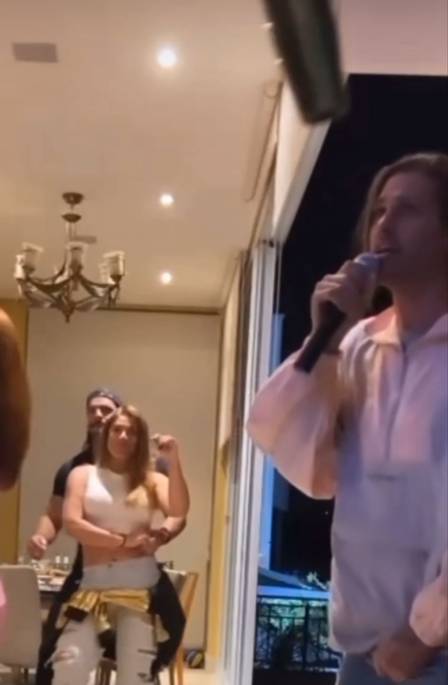 Dado Dolabella canta enquanto Priscila Fantin dança com o marido