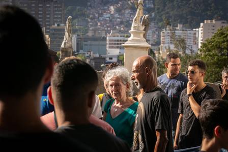 Maria, mãe de Susana Naspolini, durante o velório da jornalista no Rio