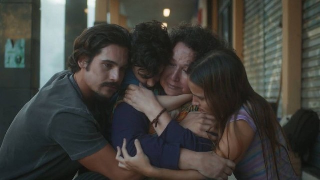 Dequinha (Kelzy Ecard), Diego (Nicolas Prattes), Biel (Rodrigo Vidal) e Jéssica (Duda Batsow)