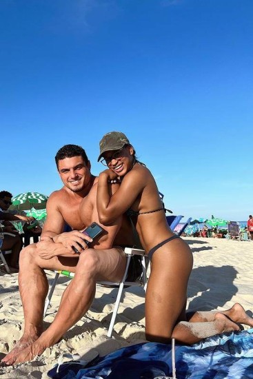 Rebeca e o namorado, Luiz Cleiton, curtem praia no Rio