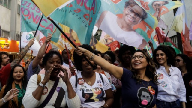 Janja, esposa de Lula, faz campanha nas ruas do Rio de Janeiro