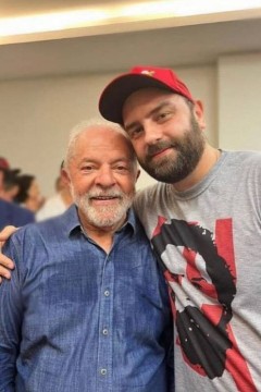 Filho caçula de Lula posa com o pai após vitória e chama atenção na web