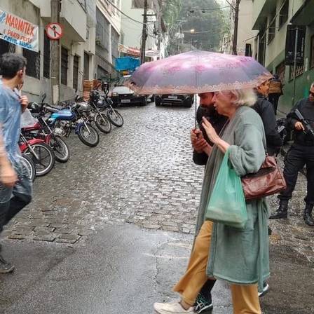 Fernanda Montenegro grava cenas de 'Dona Vitória' em dia de chuva no Rio
