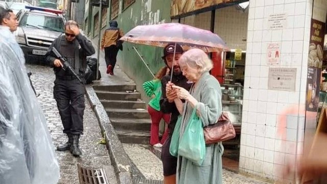 Fernanda Montenegro grava cenas de 'Dona Vitória' em dia de chuva no Rio