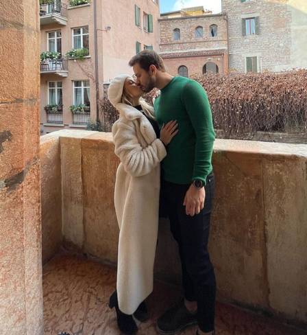 Carla Diaz faz viagem românica por Roma após noivado com deputado