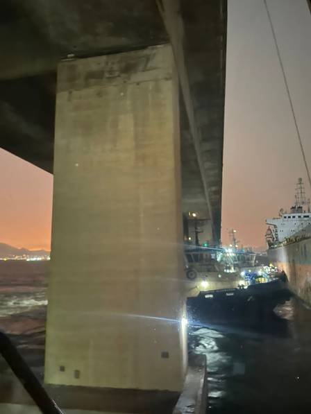 Embarcação colide com Ponte Rio-Niterói
