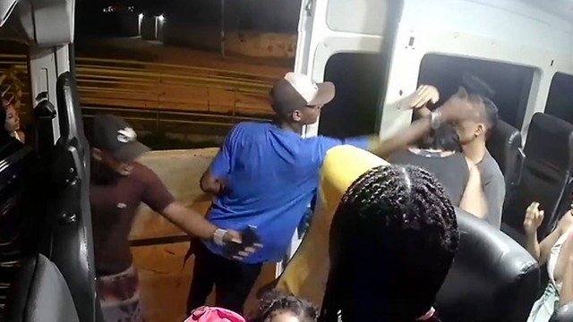 Assaltante agride homem durante abordagem a van na BR-101, em São Gonçalo
