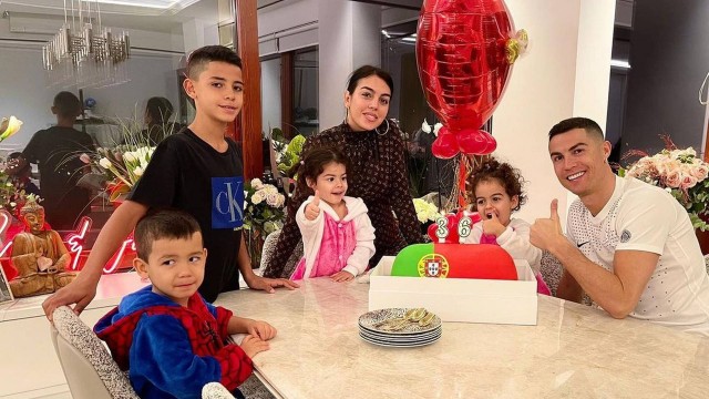 Cristiano Ronaldo ao lado da mulher, Georgina, e dos filhos