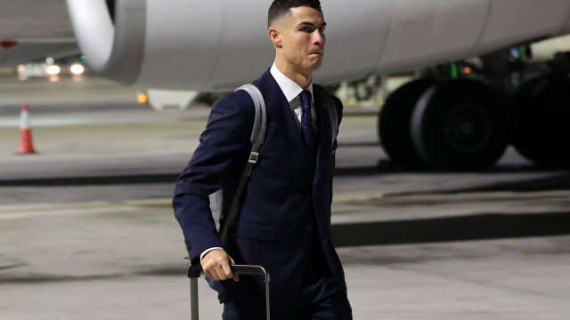 O atacante português Cristiano Ronaldo chega ao Aeroporto Internacional de Hamad, em Doha, para a Copa do Mundo 2022