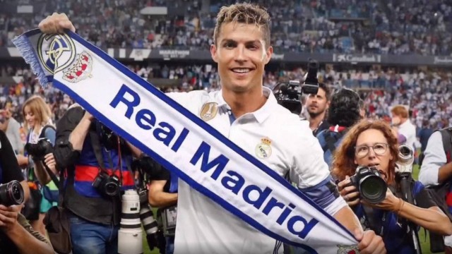 Cristiano Ronaldo com faixa do Real Madrid