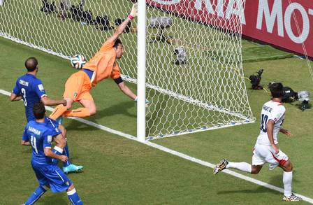 Brian Ruiz balança as redes contra a Itália, na surpreendente campanha da Costa Rica na Copa do Mundo de 2014