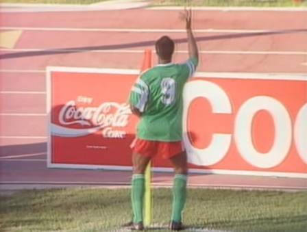 Roger Milla e a icônica dancinha na bandeira de escanteio que embalou Camarões na Copa de 1990